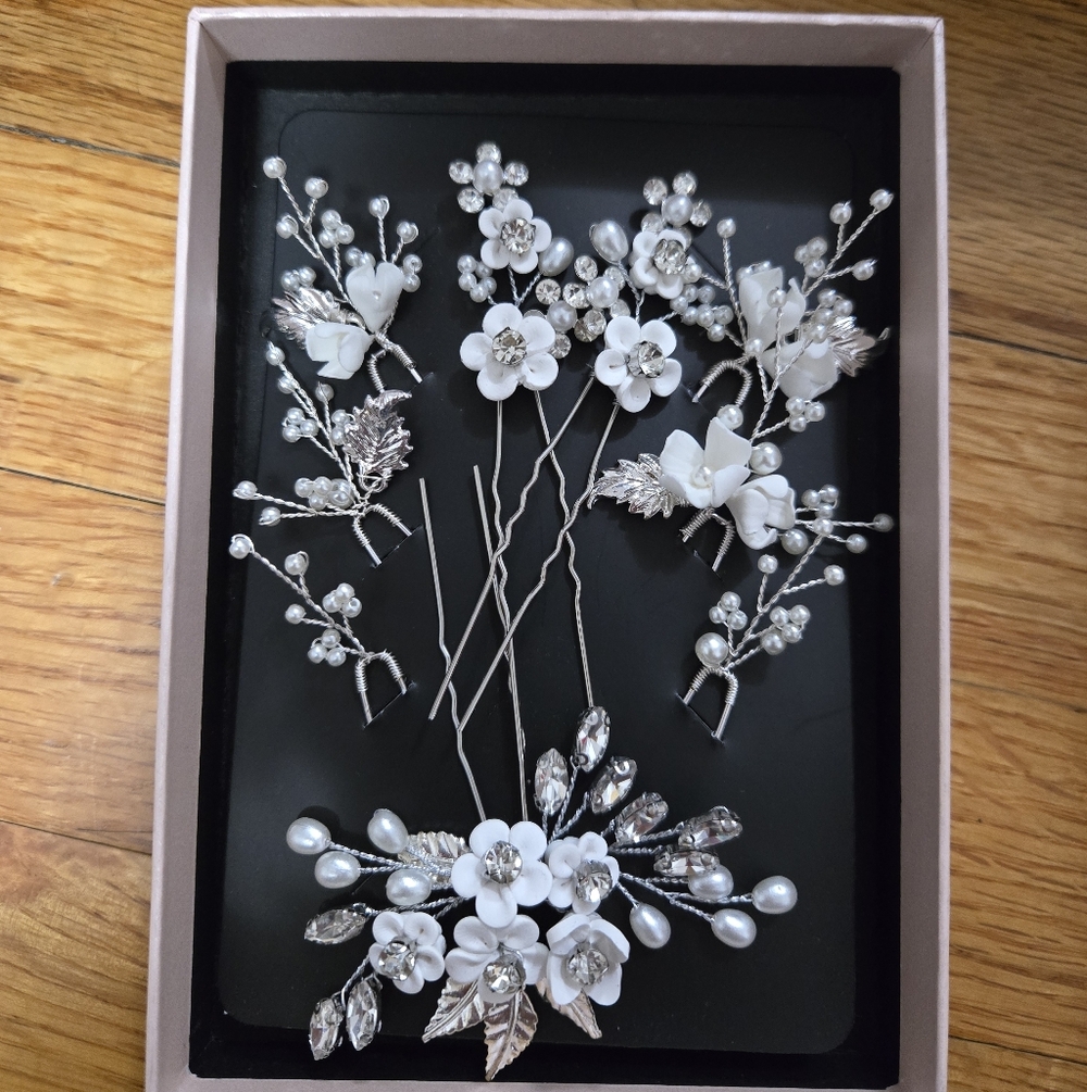 Elegant White Floral Hair Accessories